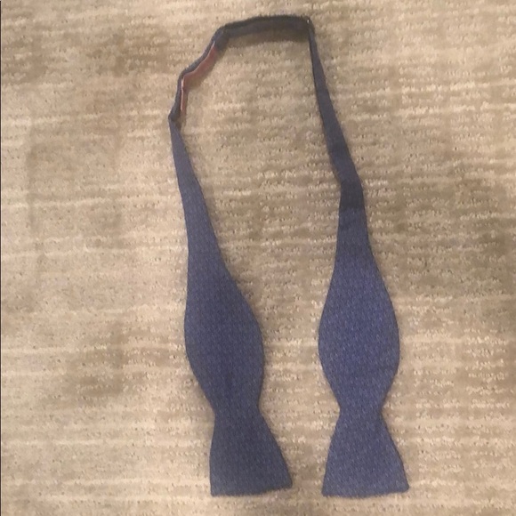 Vineyard Vines Bow Tie - Picture 1 of 3